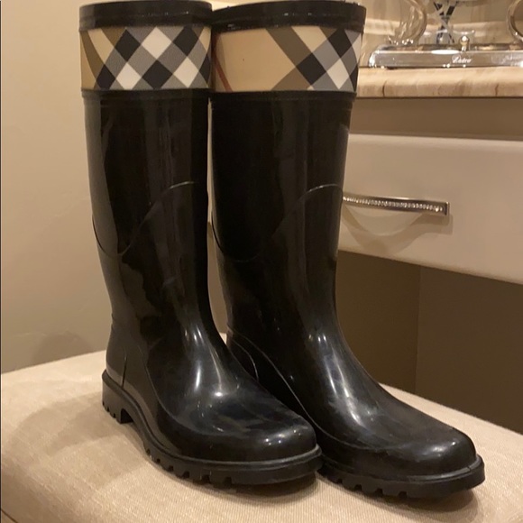 Burberry Shoes - Burberry Rain Boots Size 9